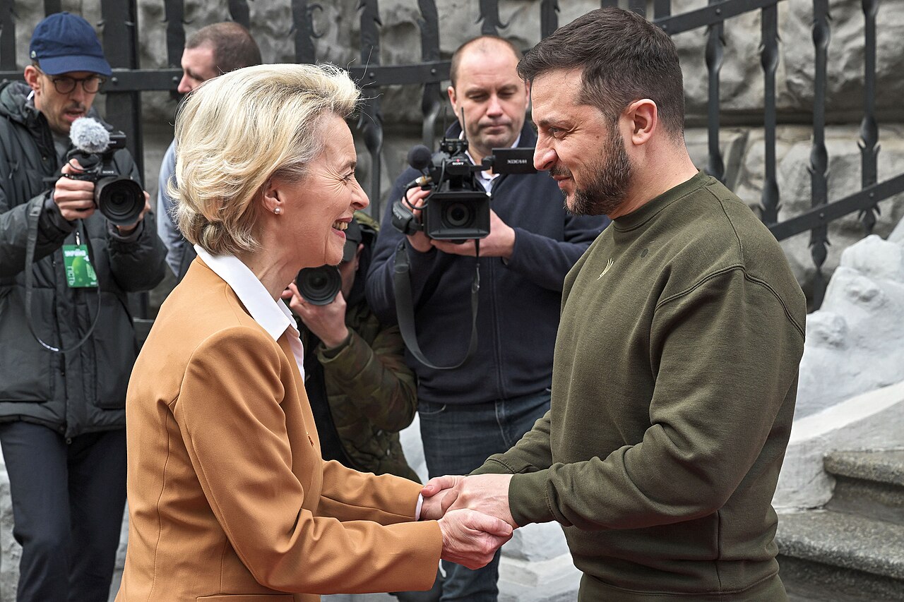 Wolodymyr Selenskyj, rechts im Bild, und Ursula von der Leyen beim Besuch der Europäischen Kommission in der Ukraine, 2023